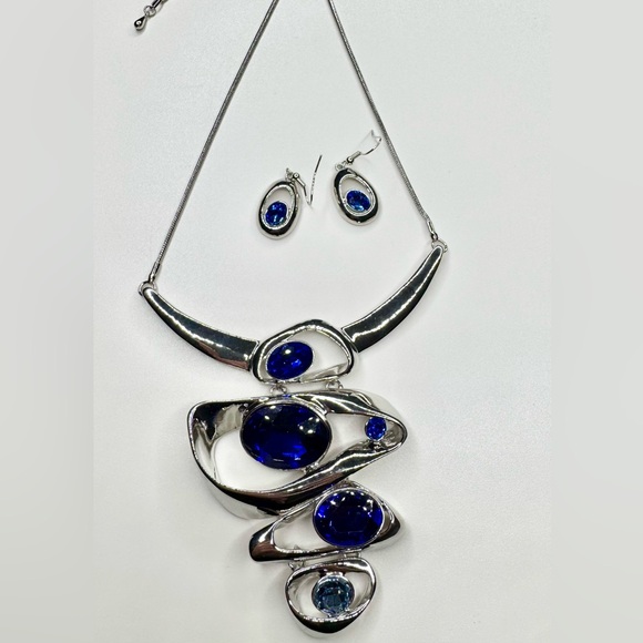 GORGEOUS SILVER ABSTRACT CRYSTAL AMETHYST STONES NECKLACE & EARRING SET - Picture 5 of 6